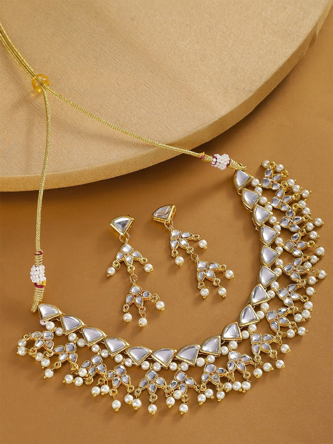 

KARATCART Off-White Gold-Plated Kundan Studded & Beaded Handcrafted Jewellery Set
