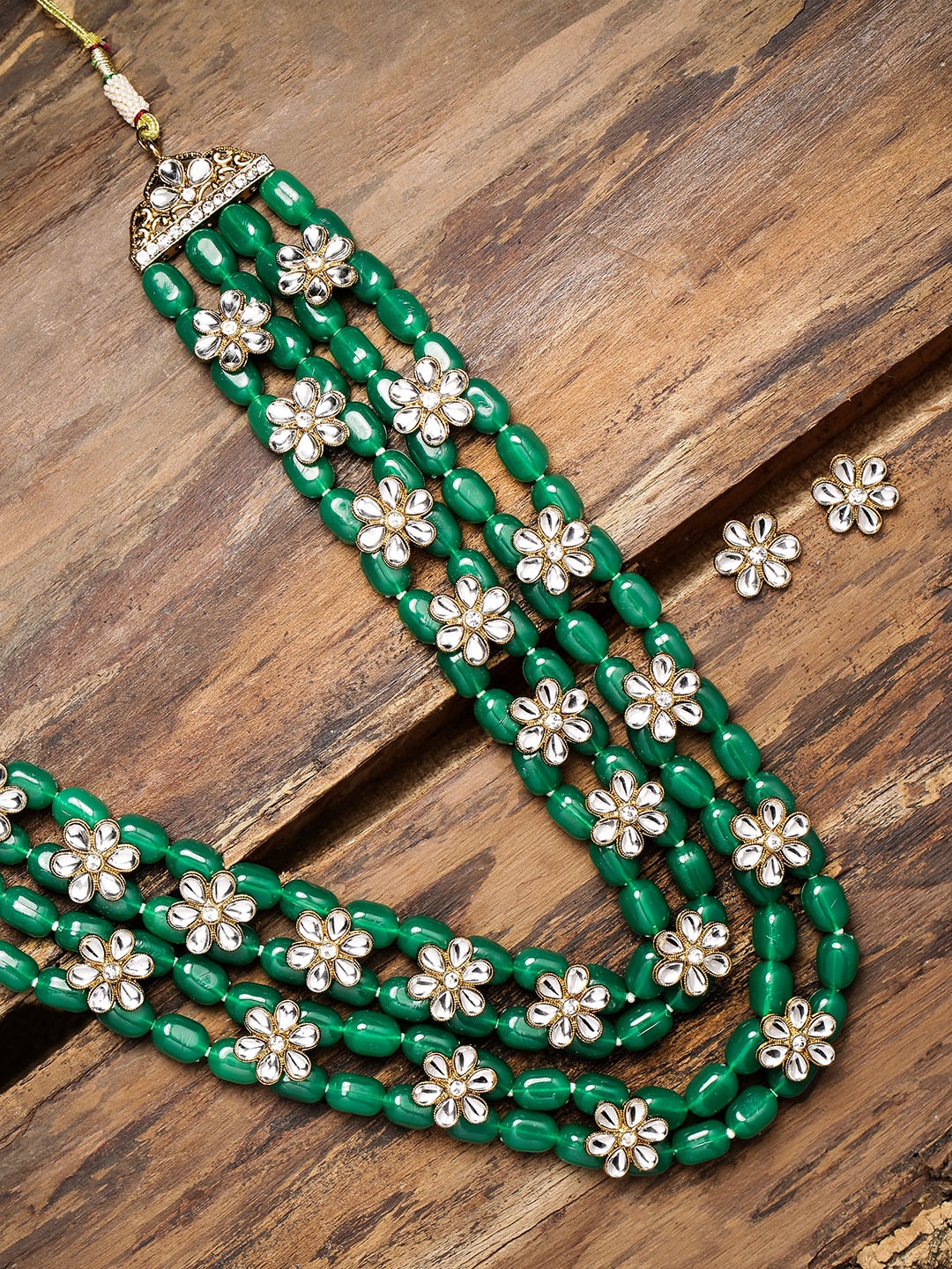 

Zaveri Pearls Green & Gold-Toned Beaded Floral Kundan Studded Jewellery Set