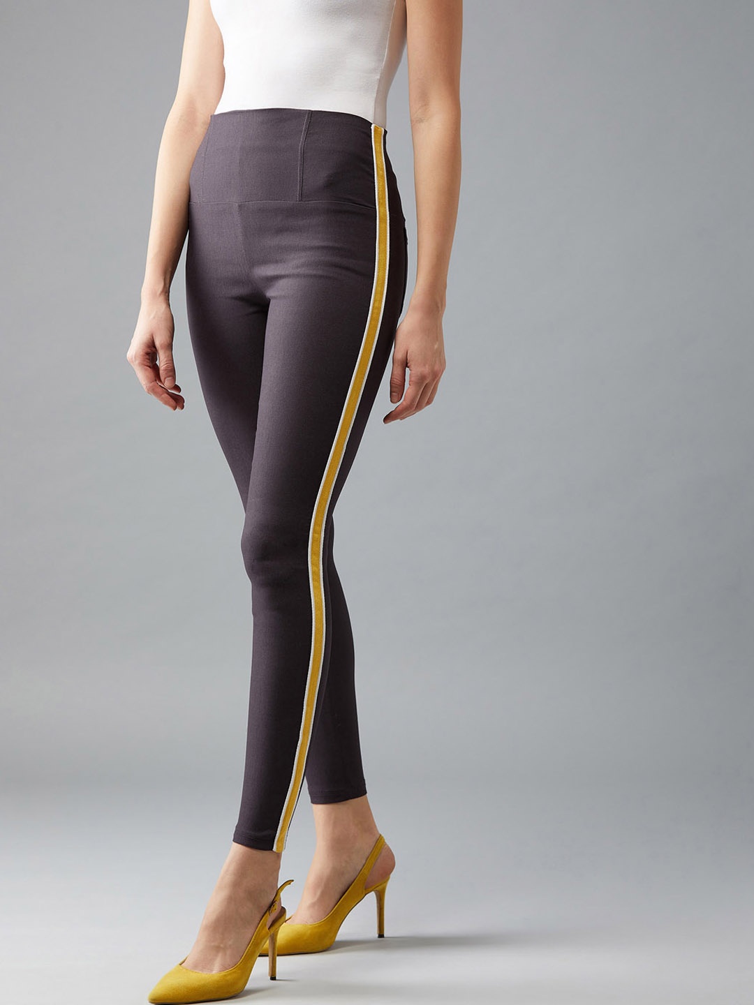 

DOLCE CRUDO Women Charcoal Grey Solid Slim Fit Treggings