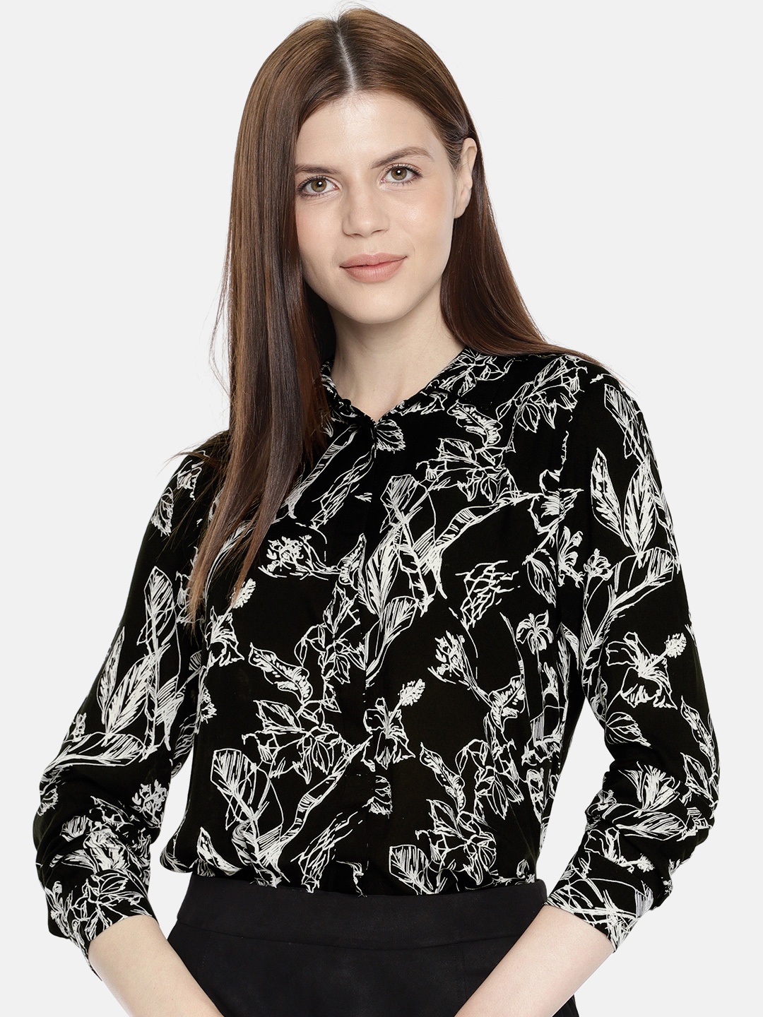 

Vero Moda Women Black & White Regular Fit Printed Casual Shirt