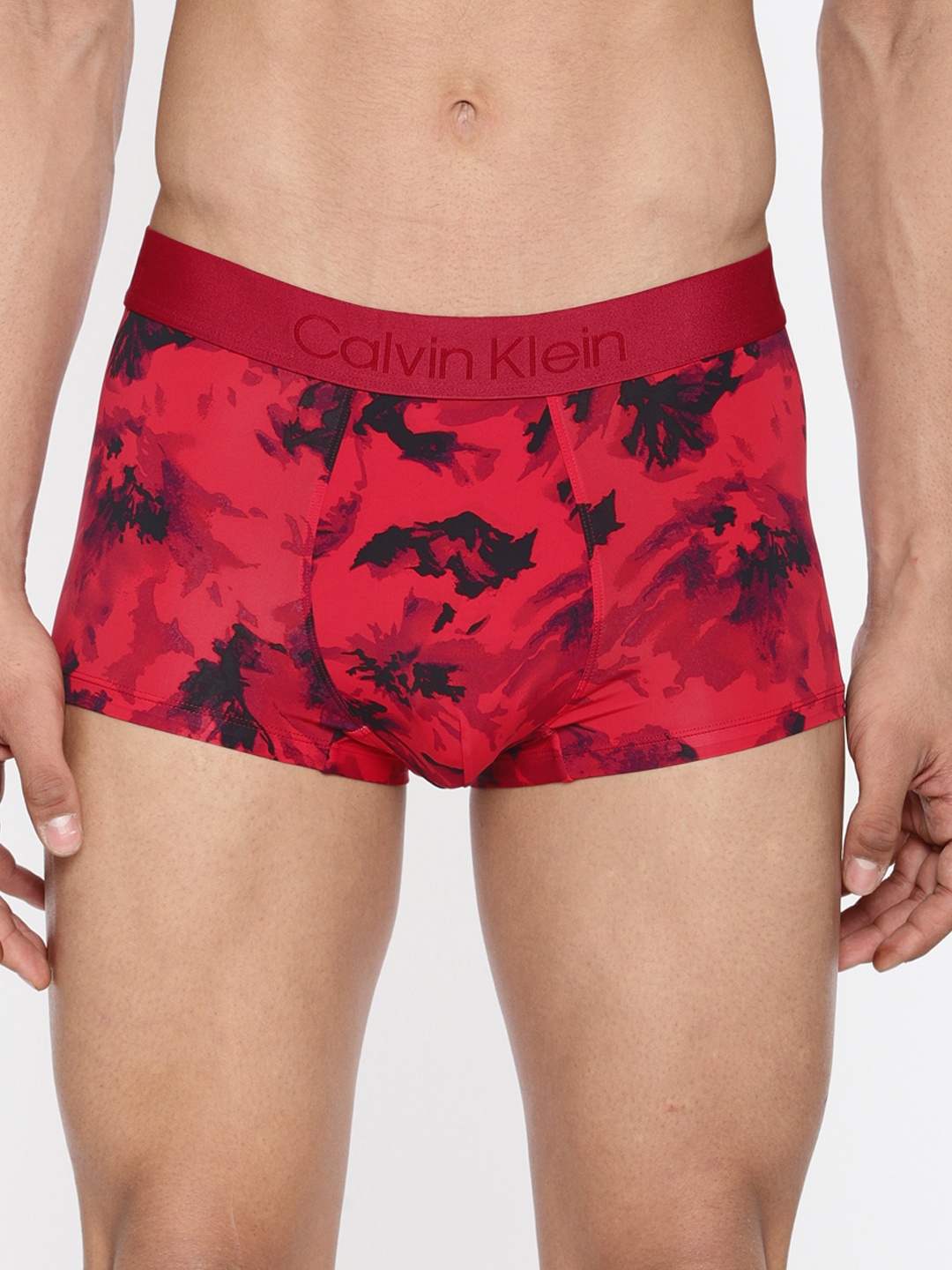 

Calvin Klein Underwear Men Red & Black Printed Low Rise Trunk NB21182VJ