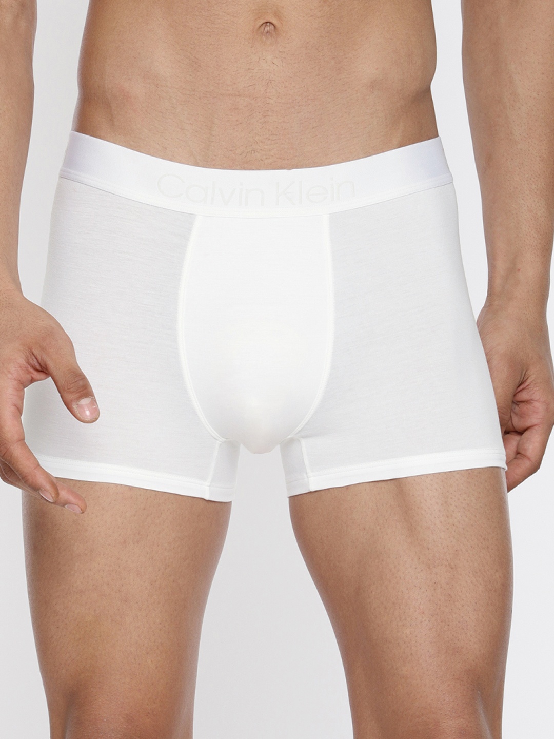 

Calvin Klein Underwear Men White Solid Trunk NB1932100