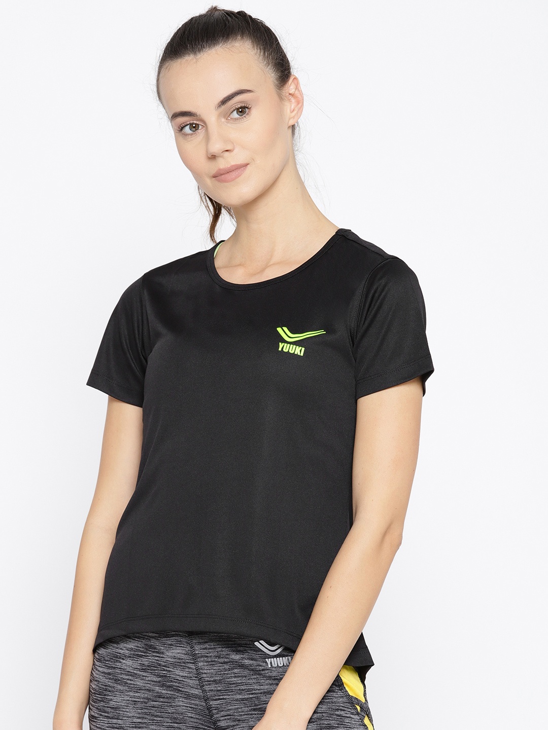 

Yuuki Women Black Solid Round Neck T-shirt