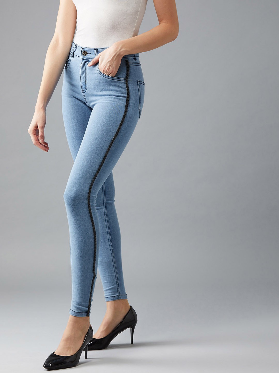 

DOLCE CRUDO Women Blue Skinny Fit Embellished Mid-Rise Clean Look Stretchable Jeans