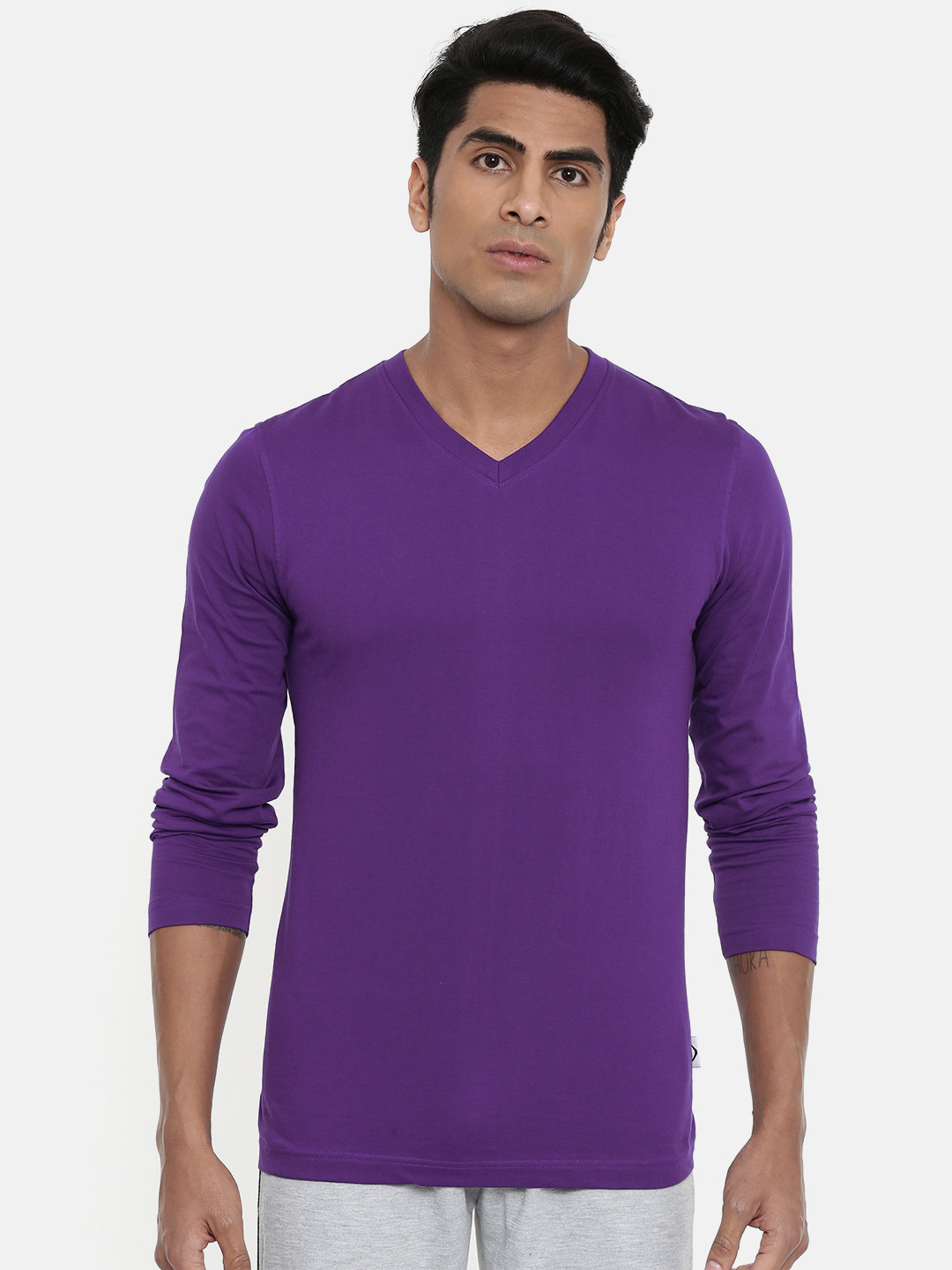 

zebu Men Purple Solid V-Neck T-shirt