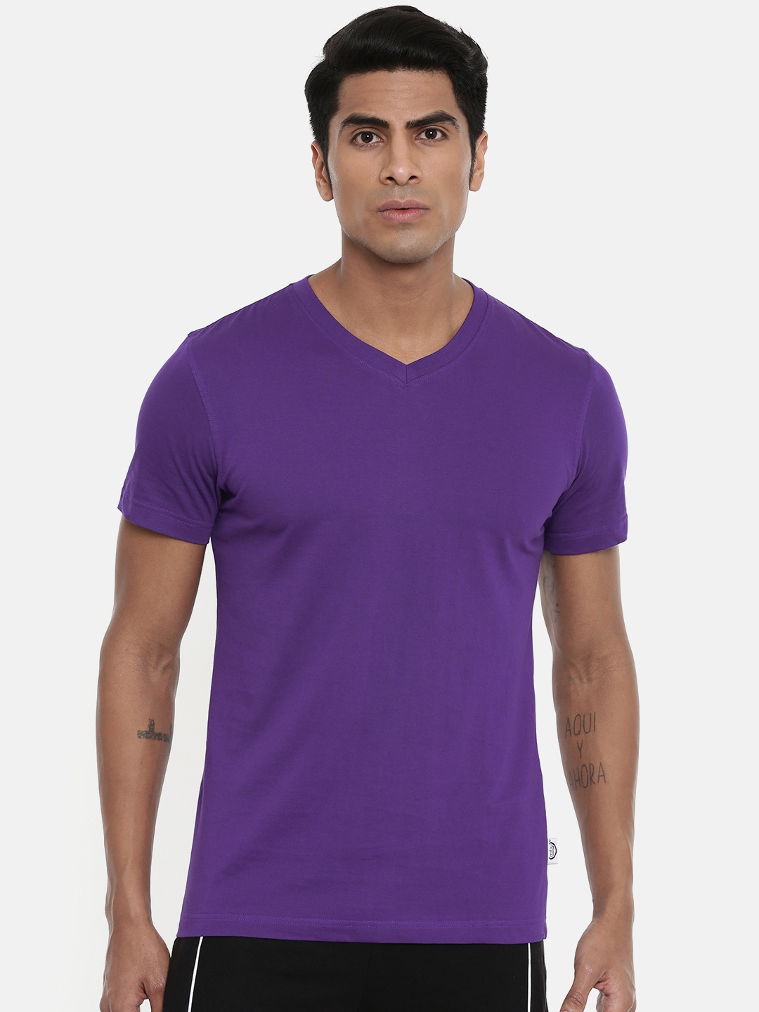 

zebu Men Purple Solid V-Neck T-shirt