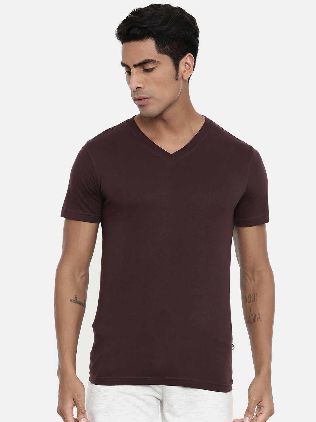 

zebu Men Brown Solid V-Neck Pure Cotton T-shirt
