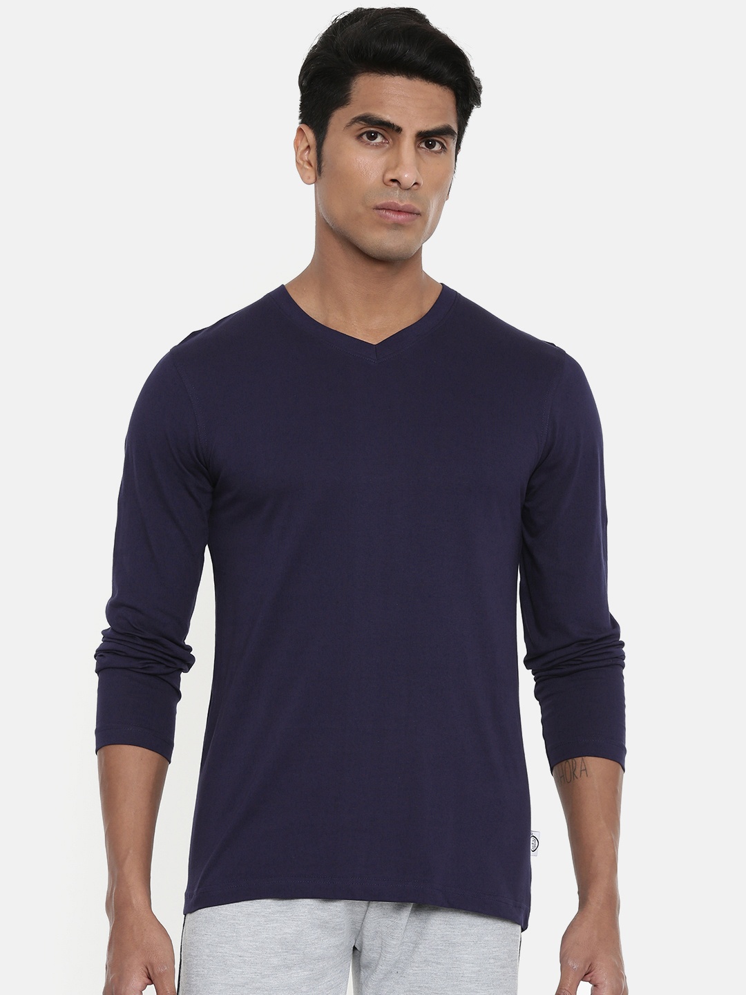 

zebu Men Navy Blue Solid V-Neck T-shirt