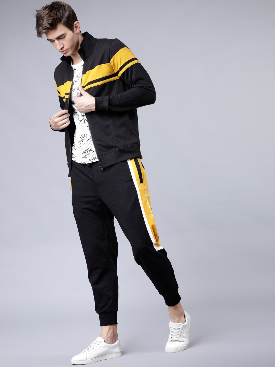 

HIGHLANDER Men Black & Yellow Solid Sweatshirt