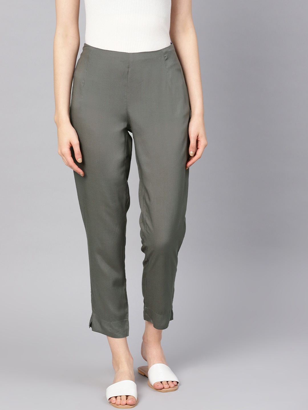 

Varanga Women Grey Solid Regular Cropped Trousers