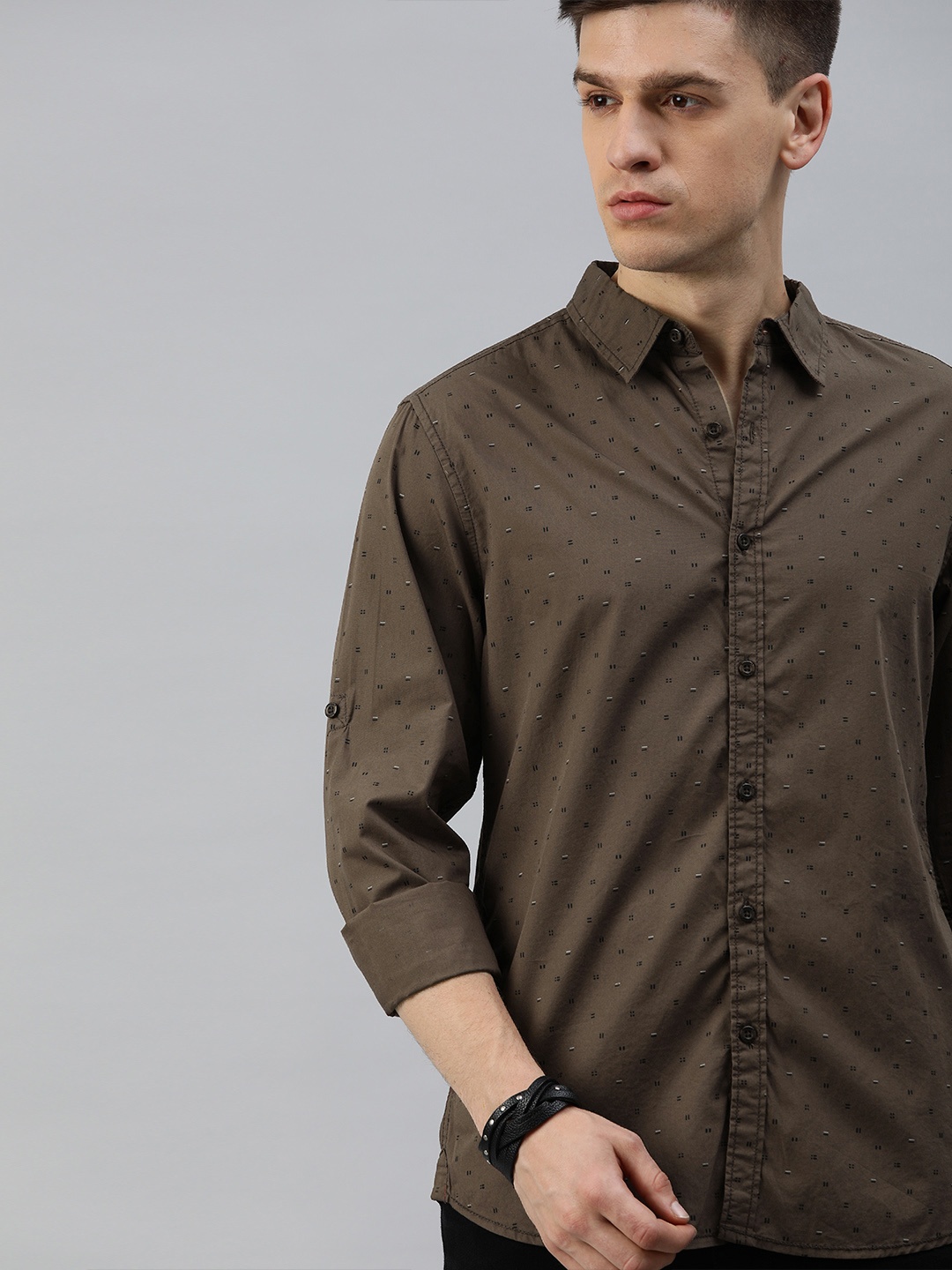

The Roadster Lifestyle Co Men Brown & Black Regular Fit Ditsy Printed Sustainable Casual Shirt