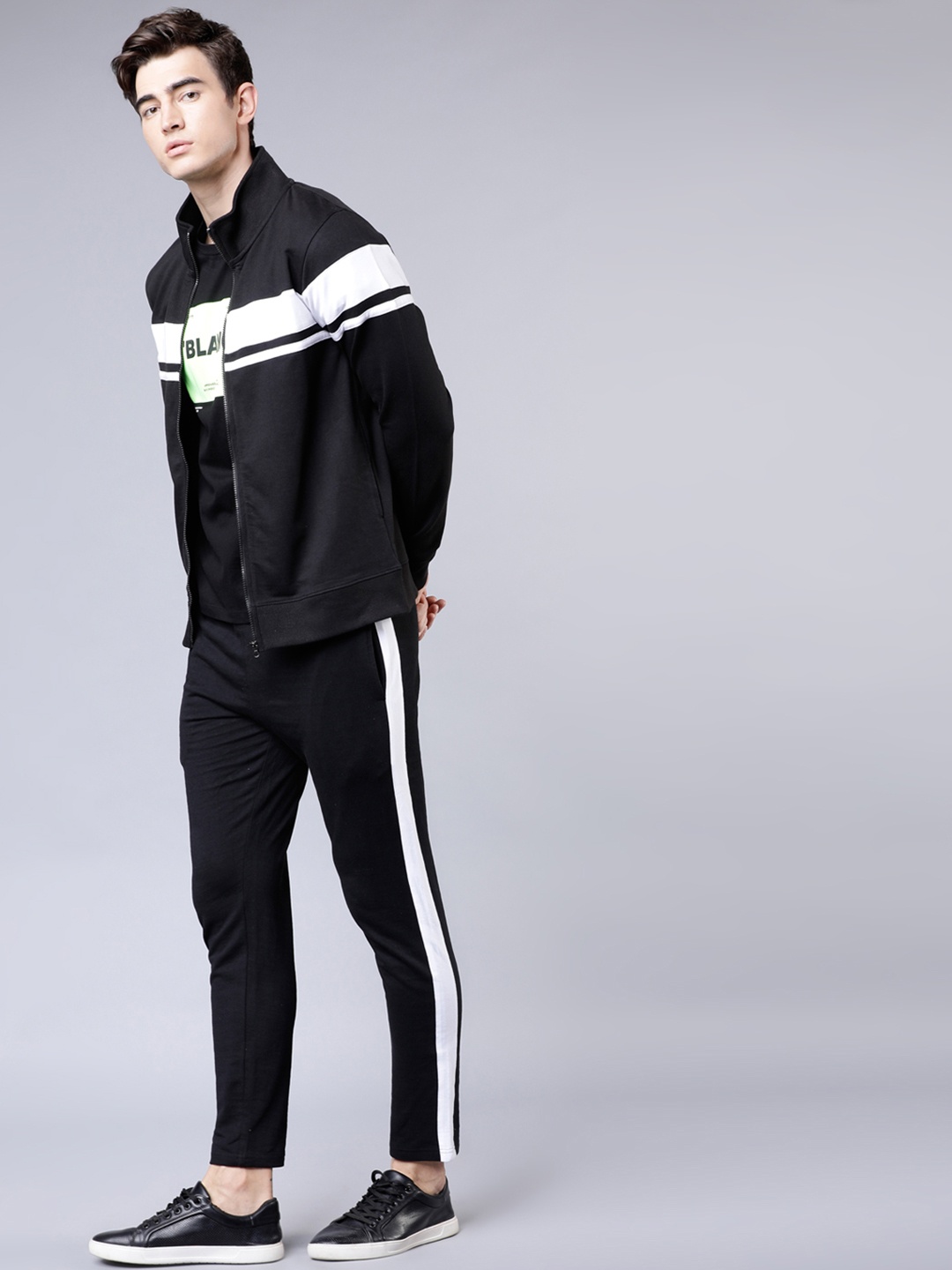 

HIGHLANDER Men Black & White Colourblocked Sweatshirt