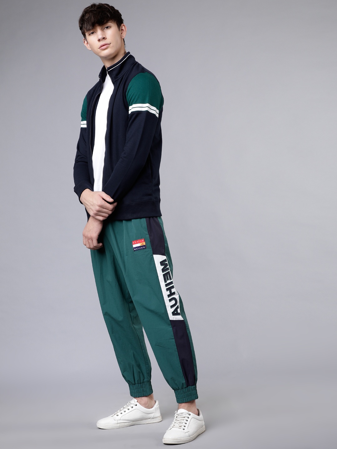 

HIGHLANDER Men Navy Blue & Green Colourblocked Sweatshirt