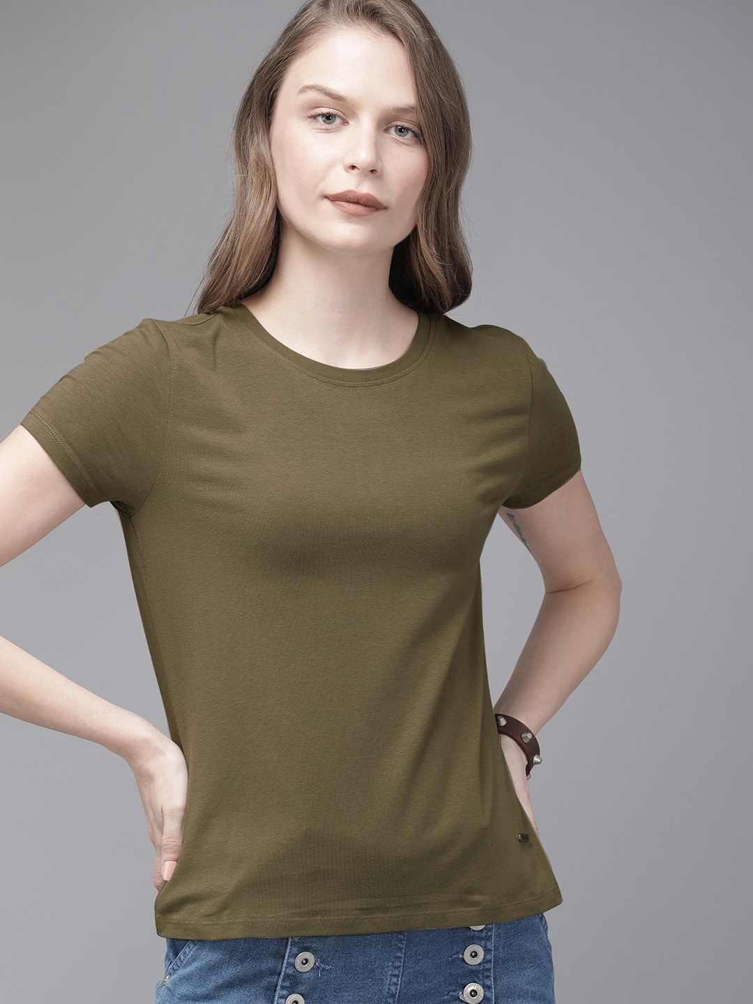 

The Roadster Lifestyle Co Women Olive Green Solid Round Neck T-shirt