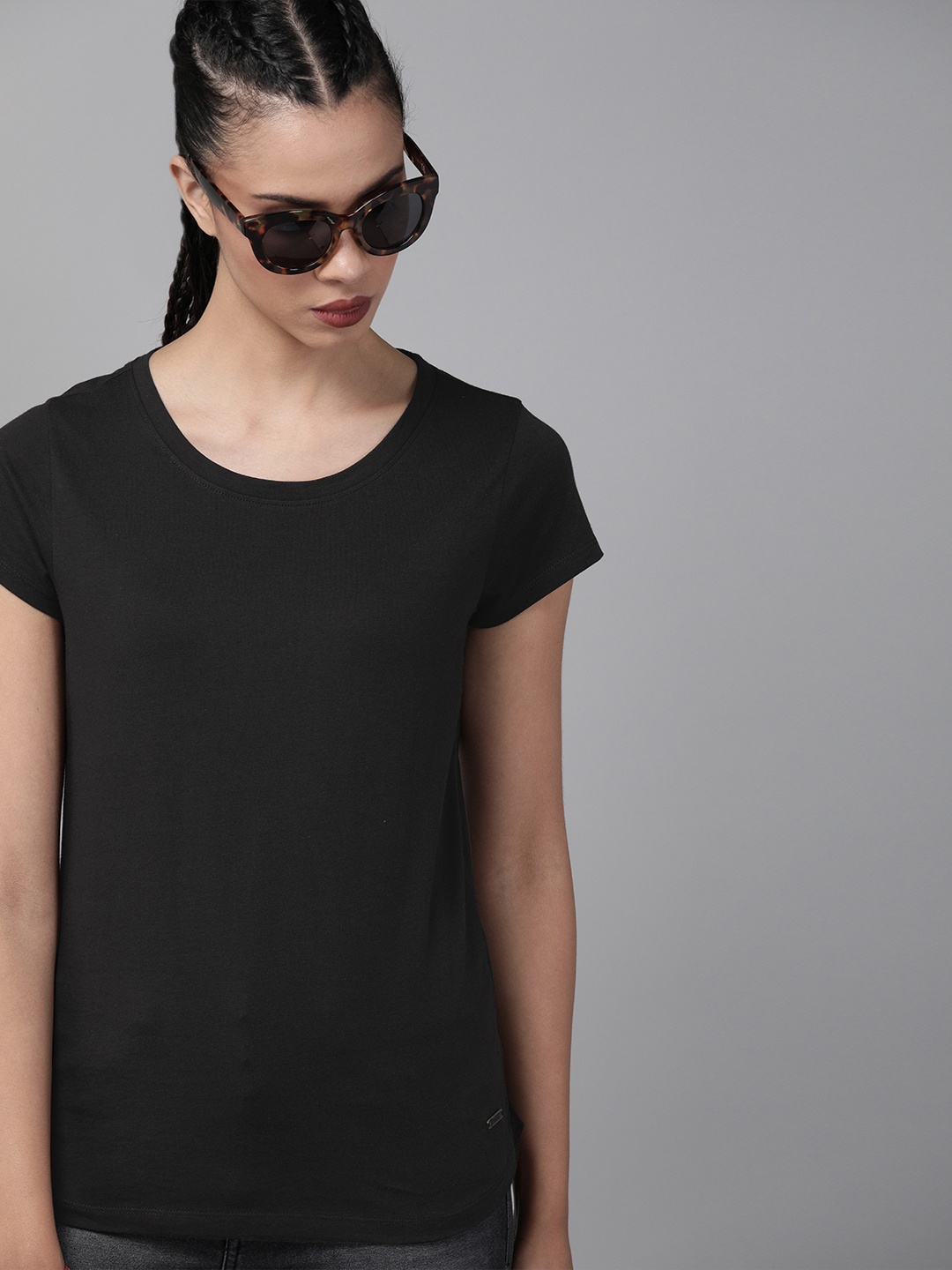 

The Roadster Lifestyle Co Women Black Solid Round Neck Pure Cotton T-shirt