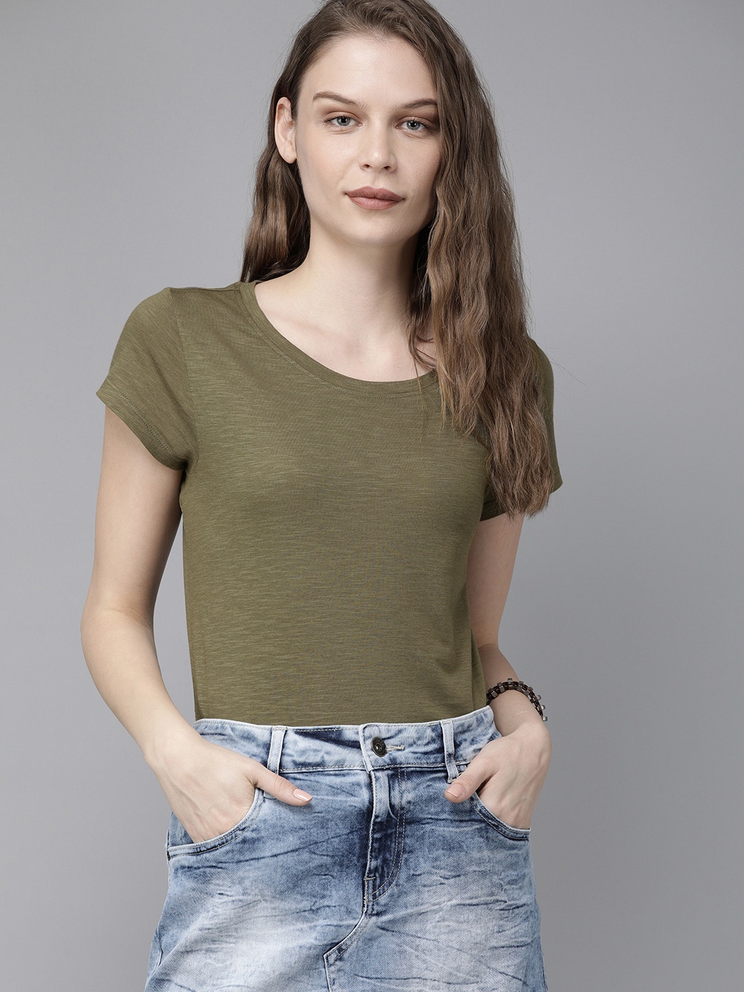 

The Roadster Lifestyle Co Women Olive Green Solid Round Neck Pure Cotton T-shirt