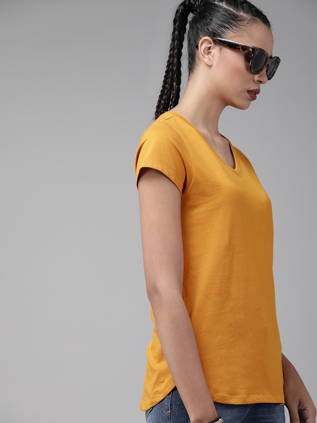 

The Roadster Lifestyle Co Women Mustard Yellow Solid Round Neck T-shirt