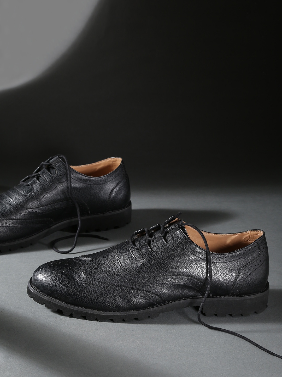 INVICTUS Men Black Soild Gel Comfort Formal Brogues