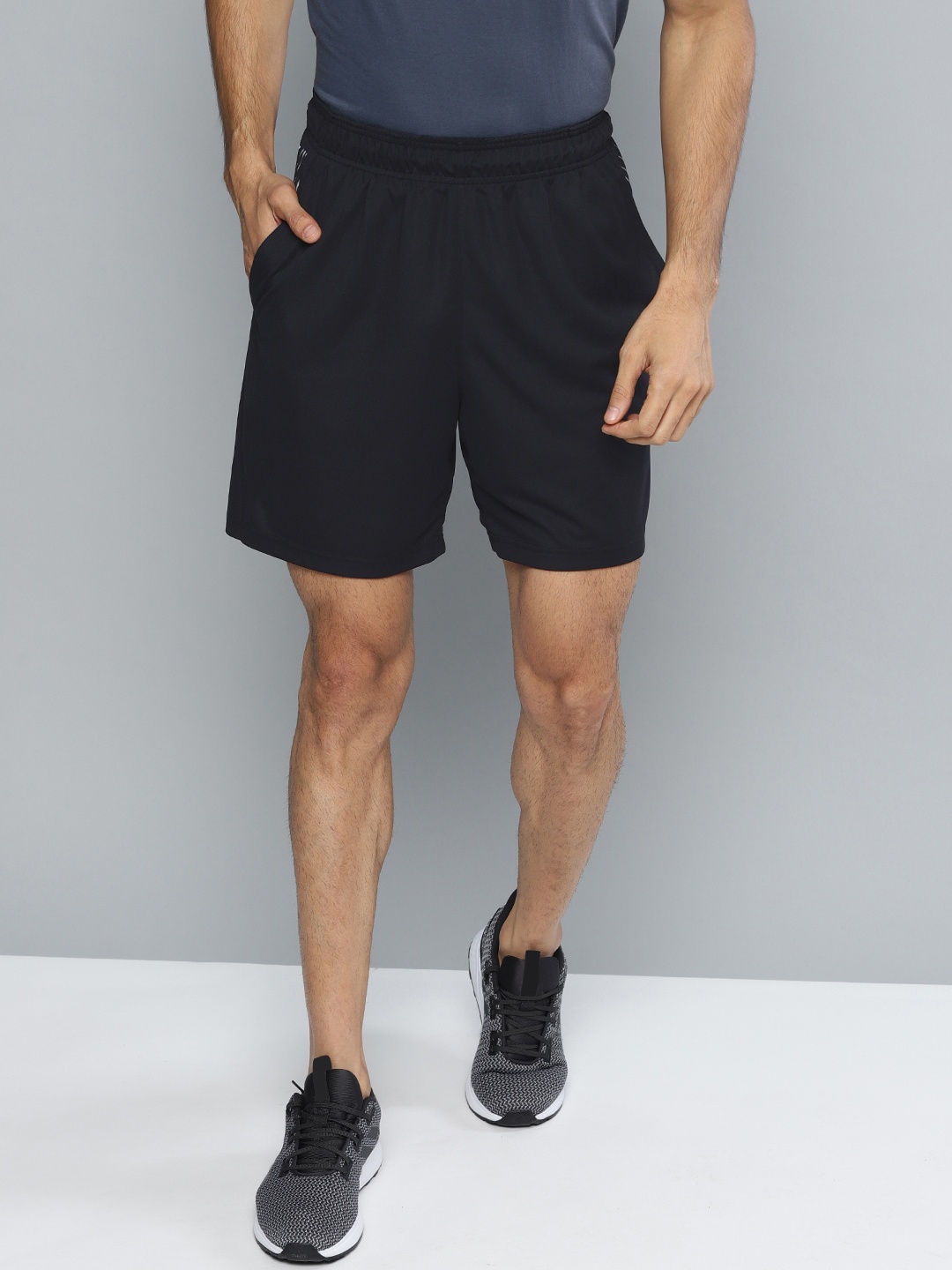 

UNDER ARMOUR Men Black Select 7 Inch Solid Basketball Shorts
