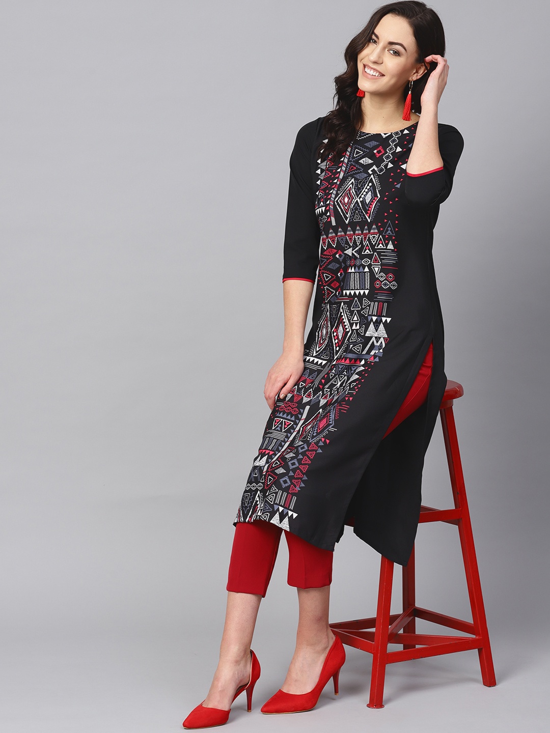 

AHIKA Women Black & Pink Printed Straight Kurta