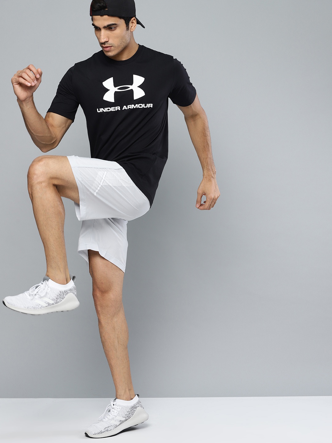 

UNDER ARMOUR Men Black & White Sportstyle Logo Graphic Printed T-Shirt