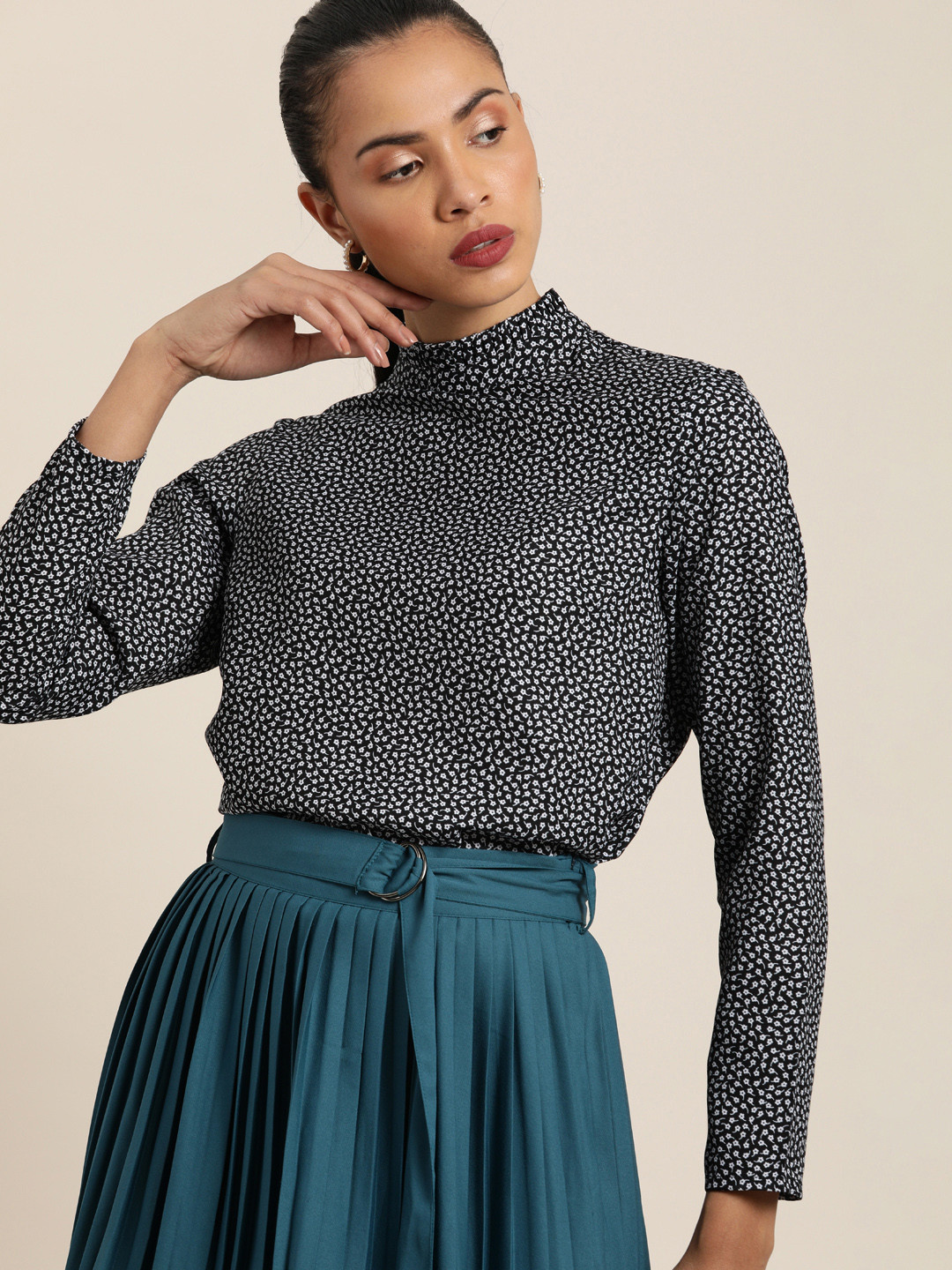 

her by invictus Women Black & White Printed Top