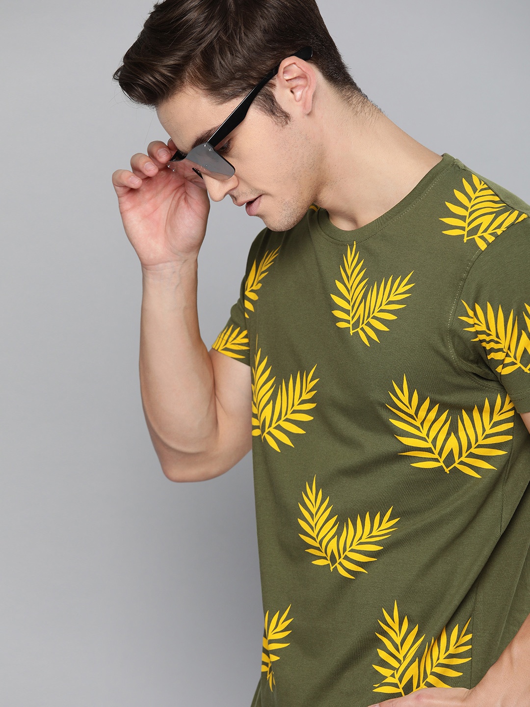 

HERENOW Men Olive Green Printed Round Neck Pure Cotton T-shirt
