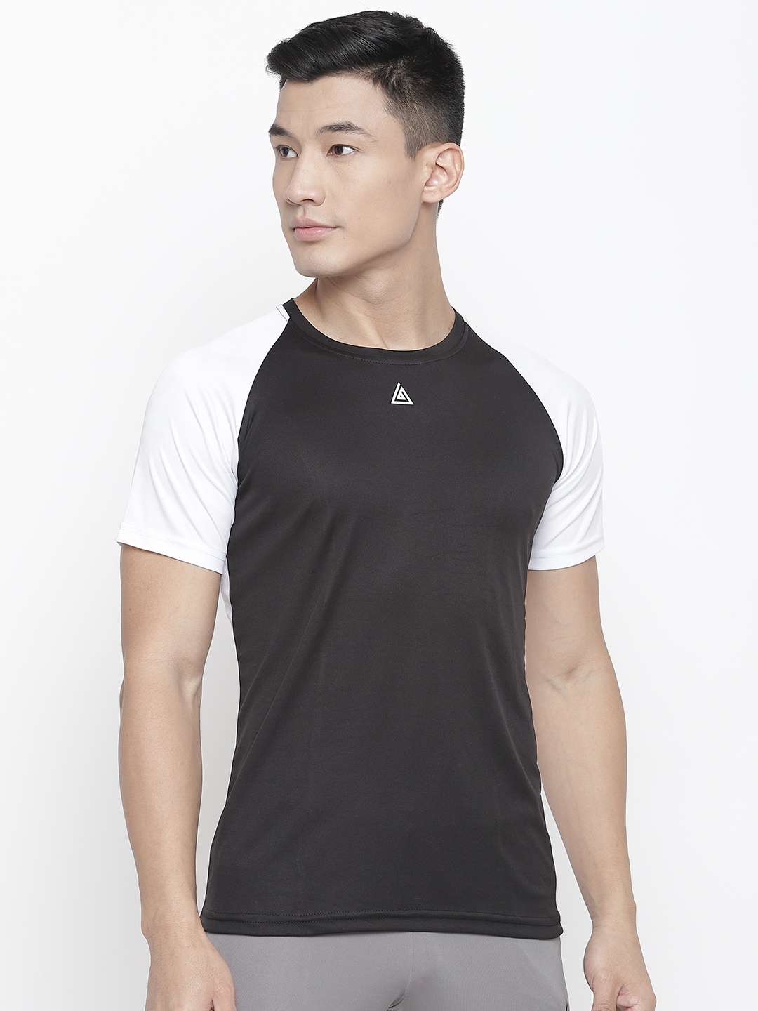 

Aesthetic Bodies Men Black & White Colourblocked Round Neck T-shirt