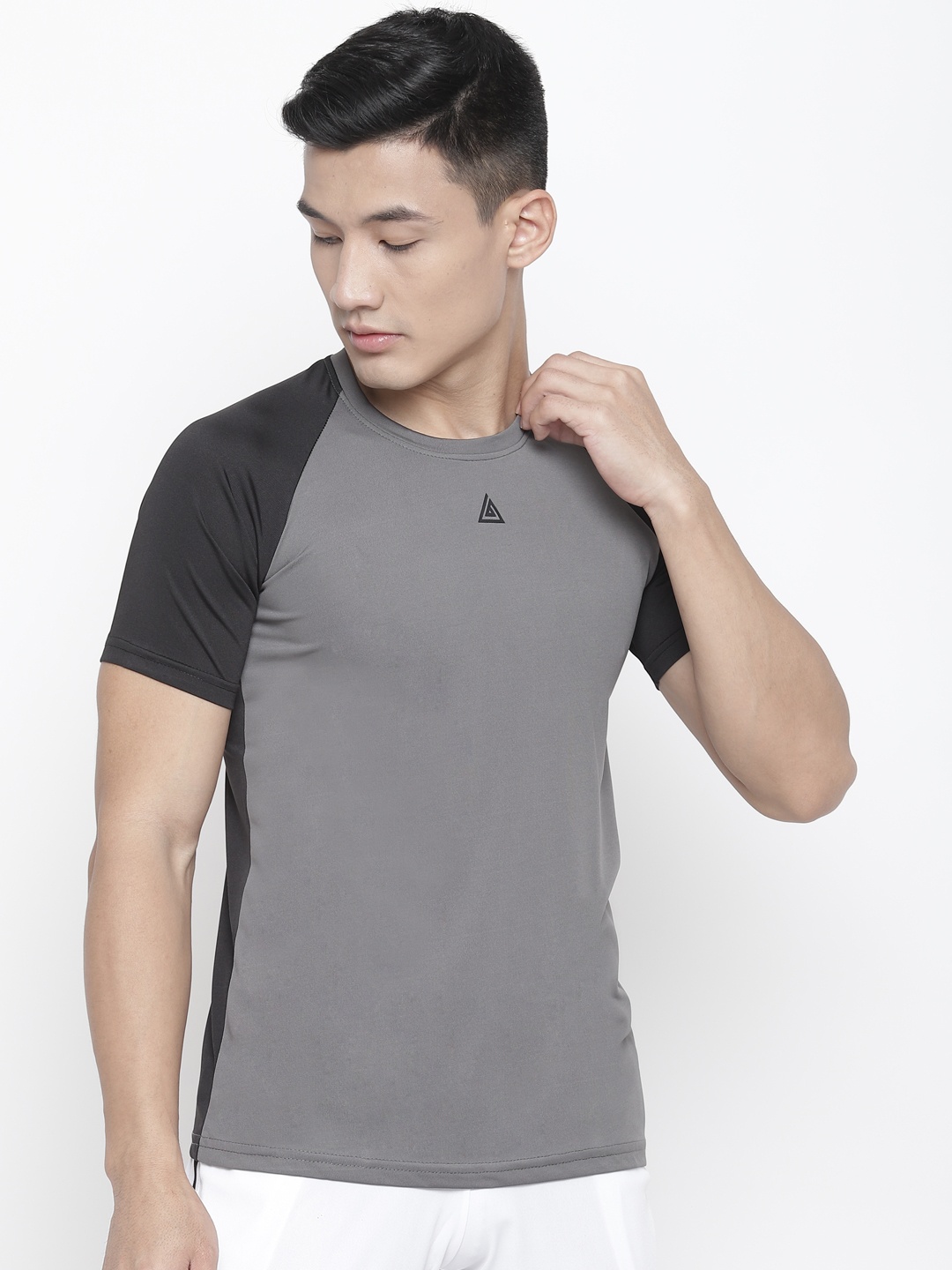 

Aesthetic Bodies Men Grey & Black Colourblocked Round Neck T-shirt