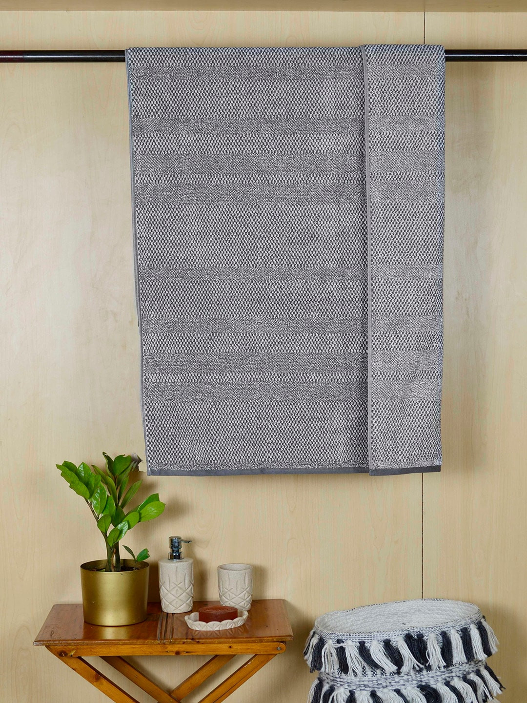 

Avira Home Grey Solid 570 GSM Cotton Bath Towel