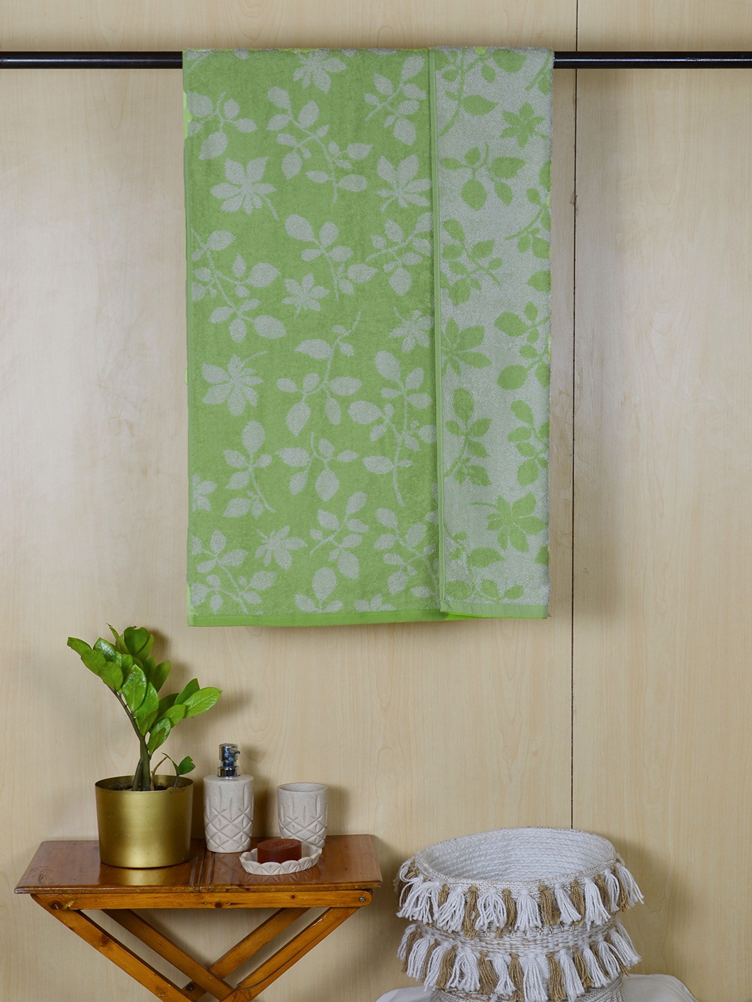 

Avira Home Green & White Printed 360 GSM Cotton Bath Towel