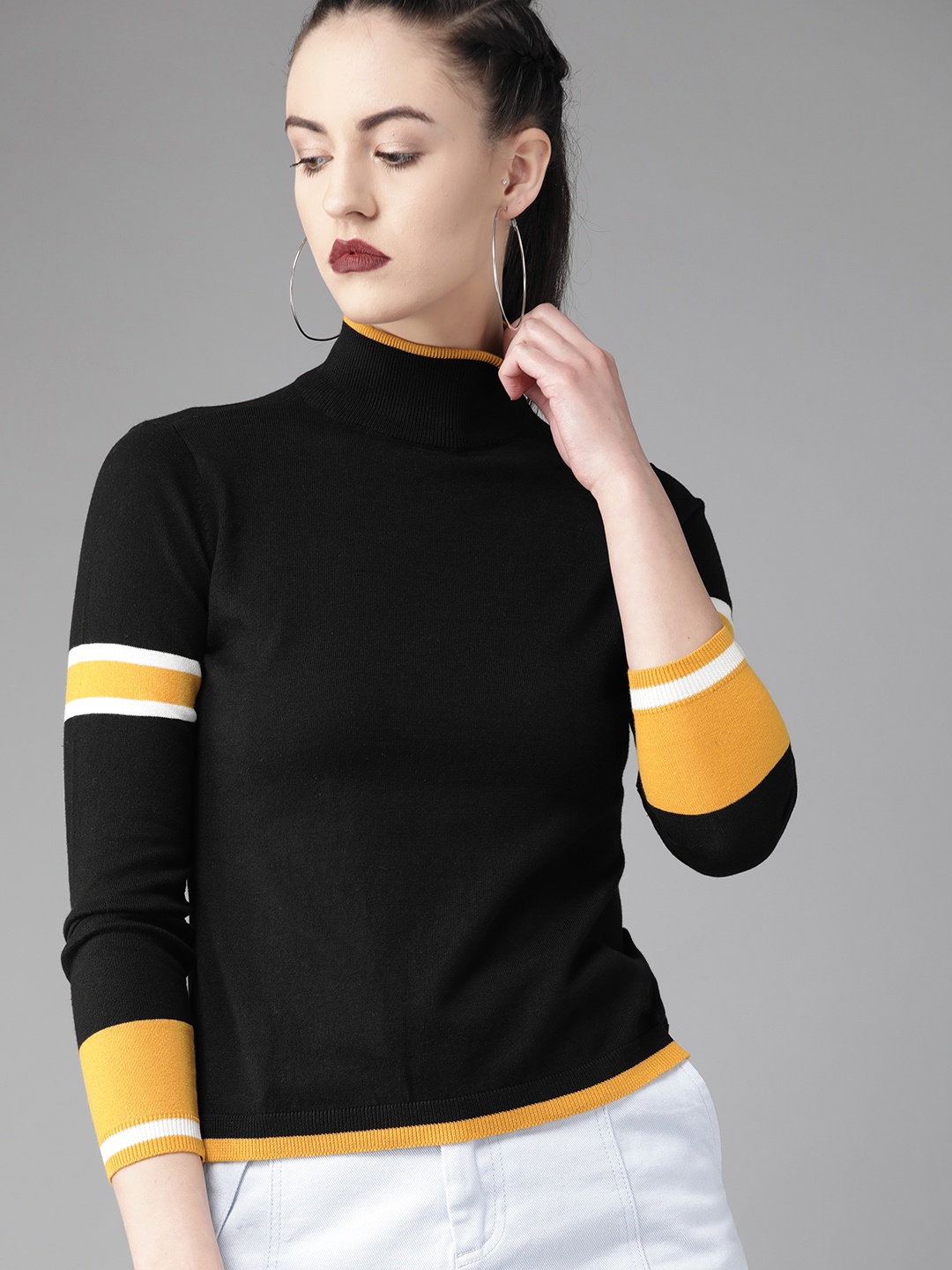 

The Roadster Lifestyle Co Women Black Solid Sweater