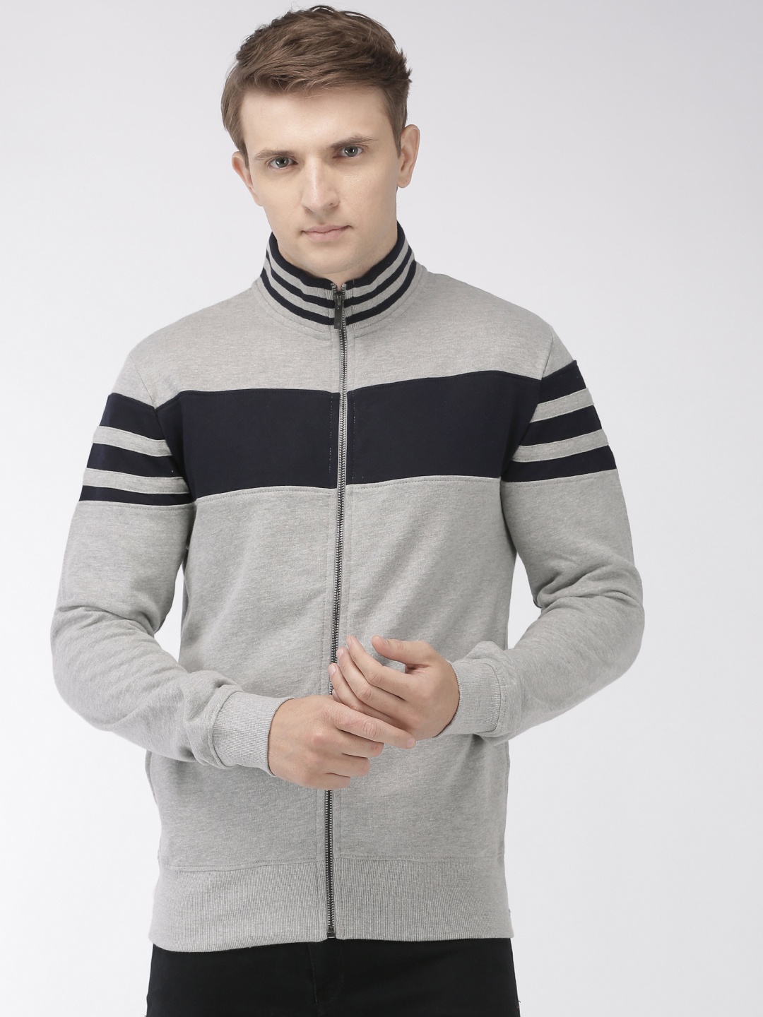 

Celio Men Grey & Navy Blue Colourblocked Sweatshirt