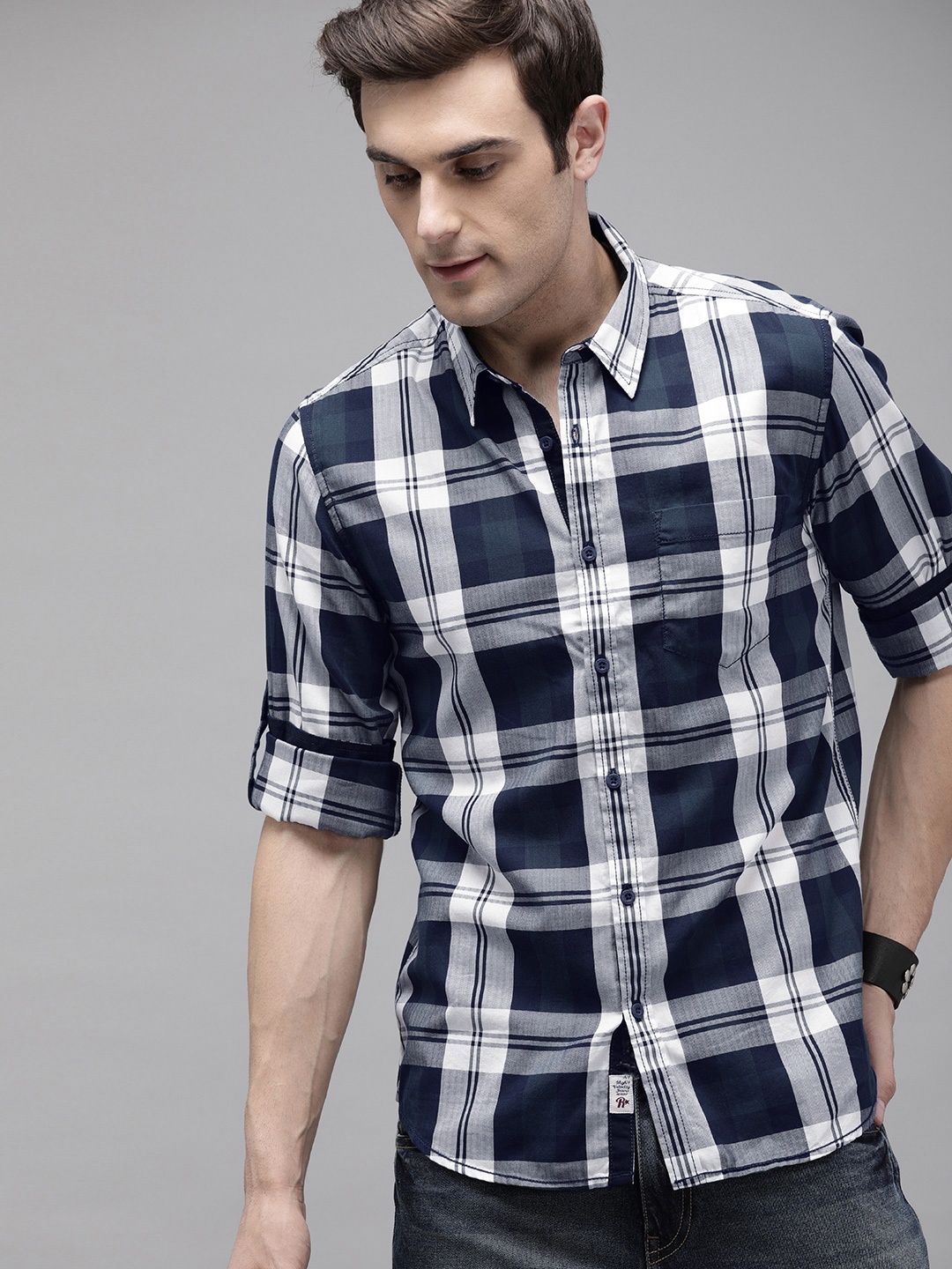 

The Roadster Lifestyle Co Men Navy Blue & White Regular Fit Checked Casual Shirt