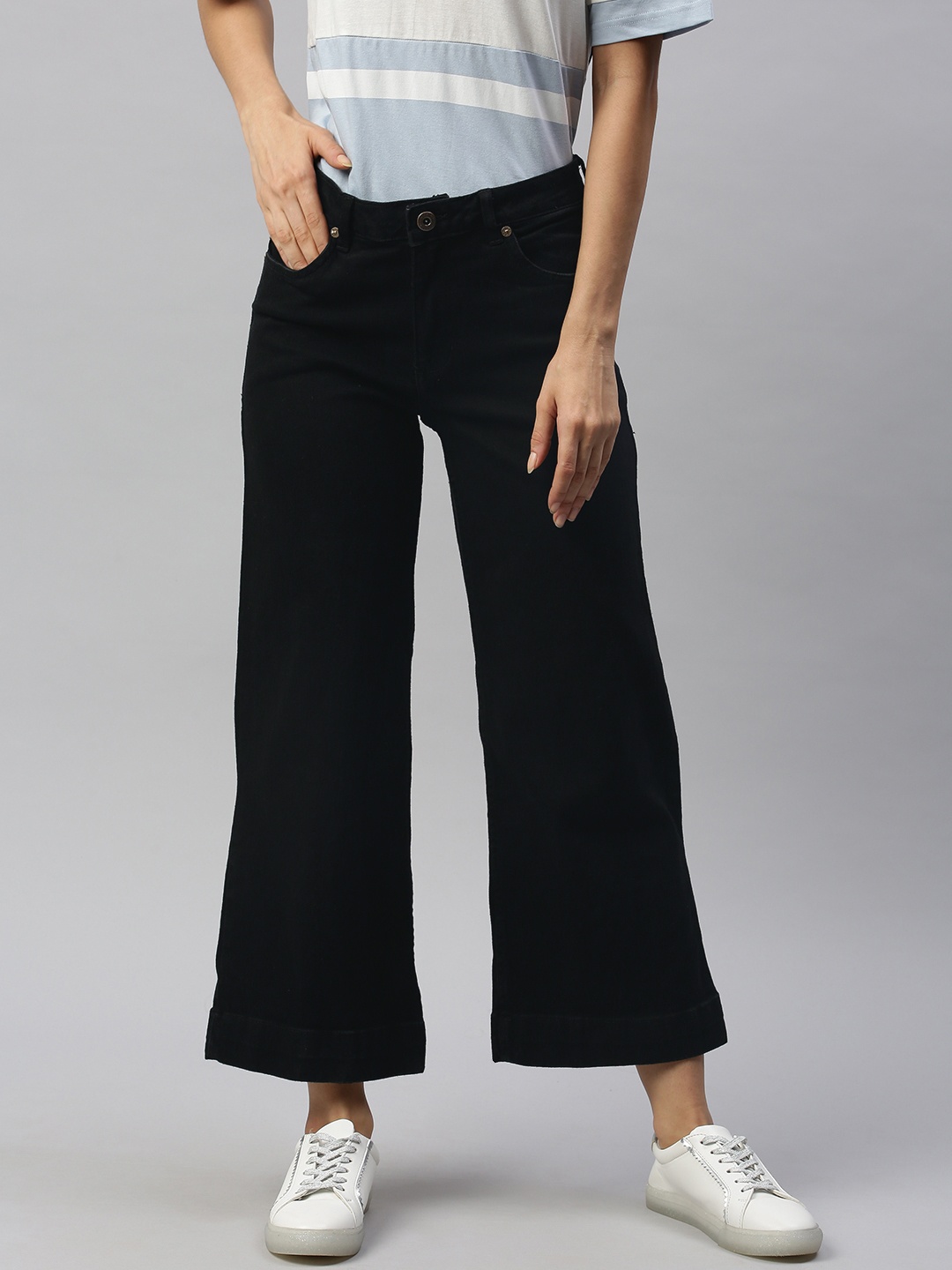

Chemistry Women Black Flared Mid-Rise Clean Look Jeans