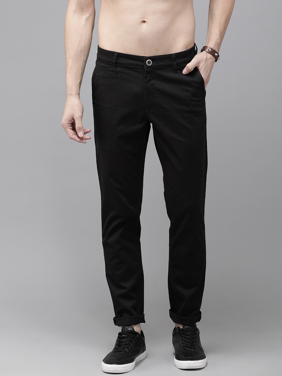 

The Roadster Lifestyle Co Men Black Solid Chinos