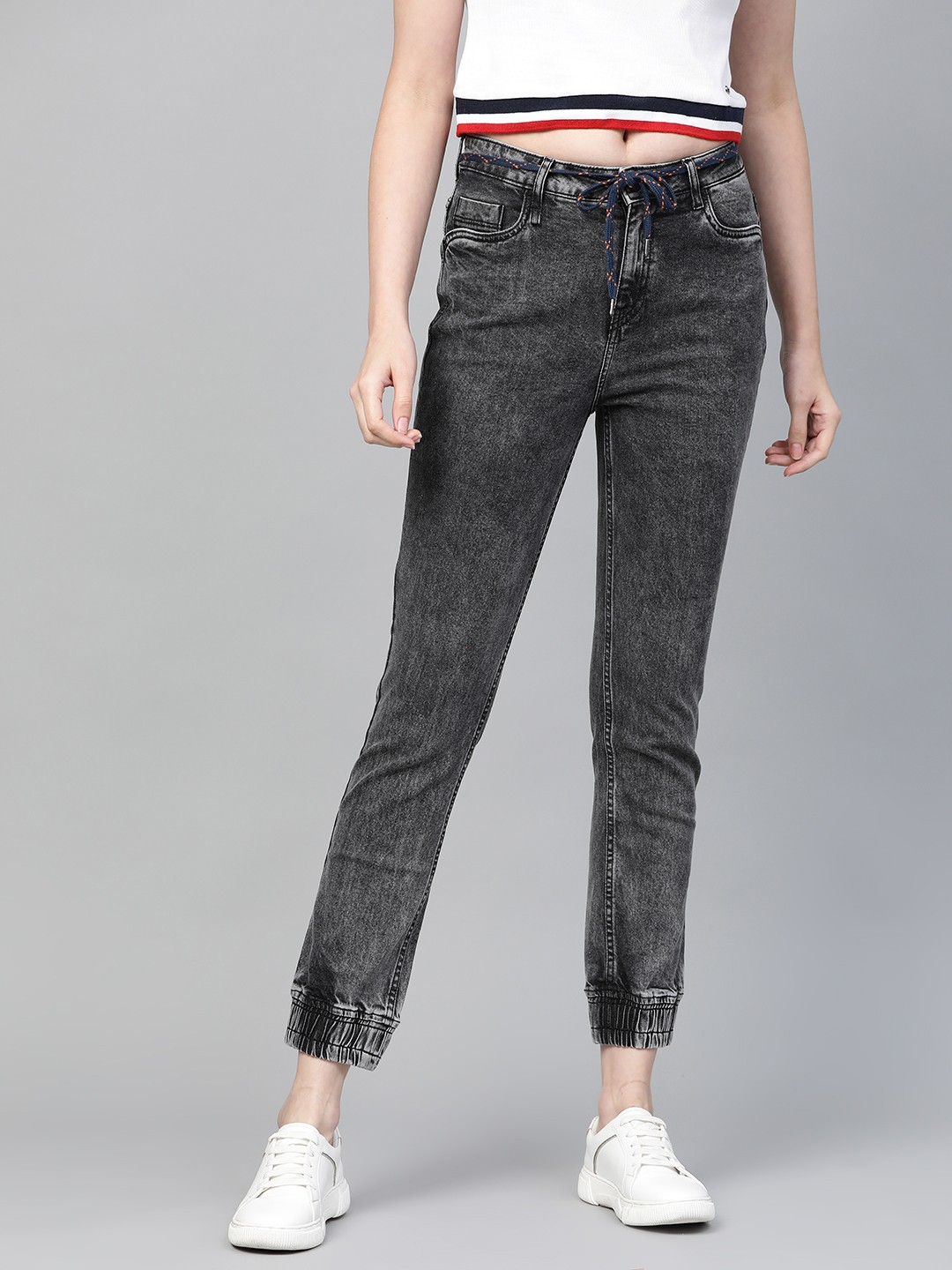 

The Roadster Lifestyle Co Women Charcoal Grey Slim Acid Wash Mid-Rise Clean Crop Stretchable Joggers Jeans
