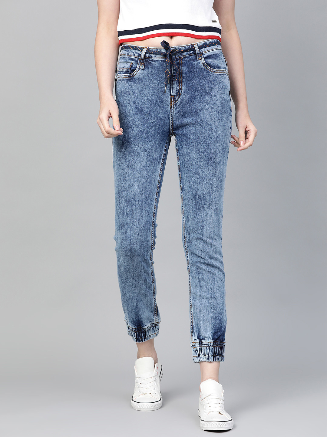 

The Roadster Lifestyle Co Women Blue Slim Fit Acid Wash Mid-Rise Clean Look Crop Stretchable Joggers Jeans