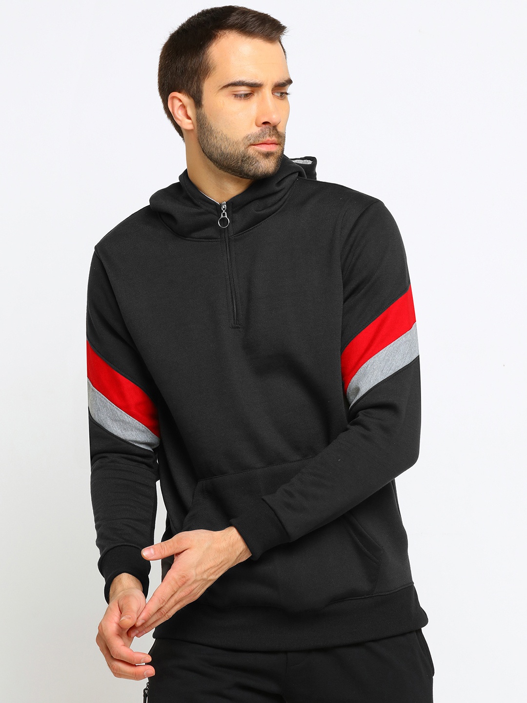 

Maniac Men Black & Red Solid Hooded Sweatshirt
