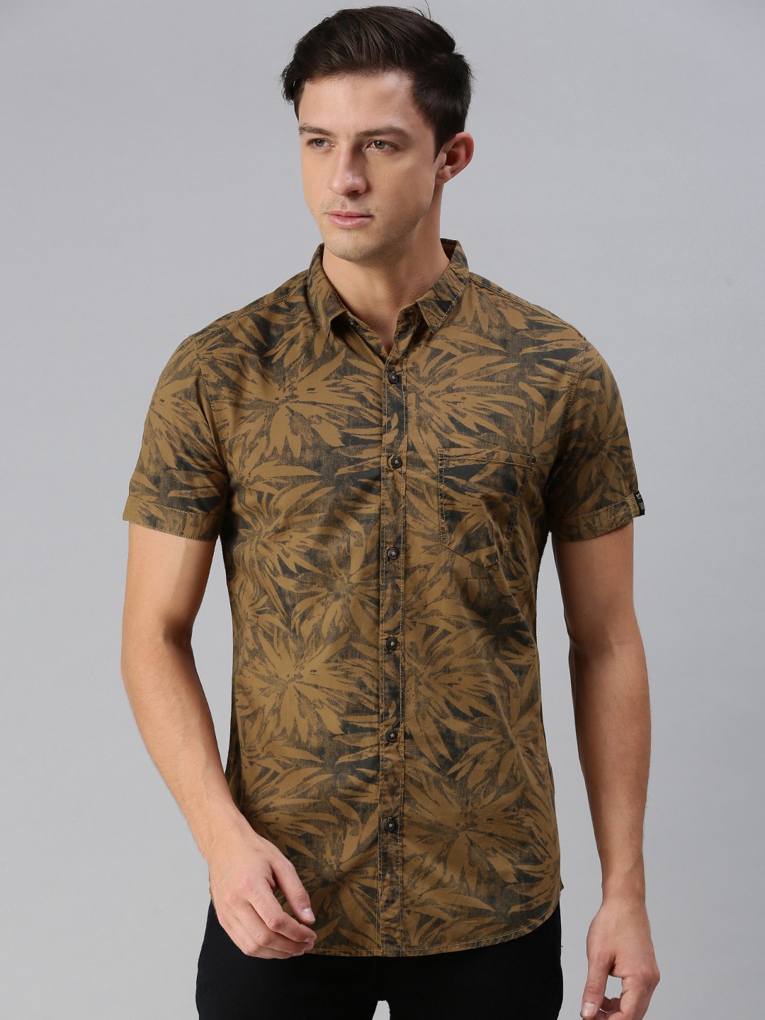 

SPYKAR Men Khaki & Black Slim Fit Floral Printed Pure Cotton Casual Shirt