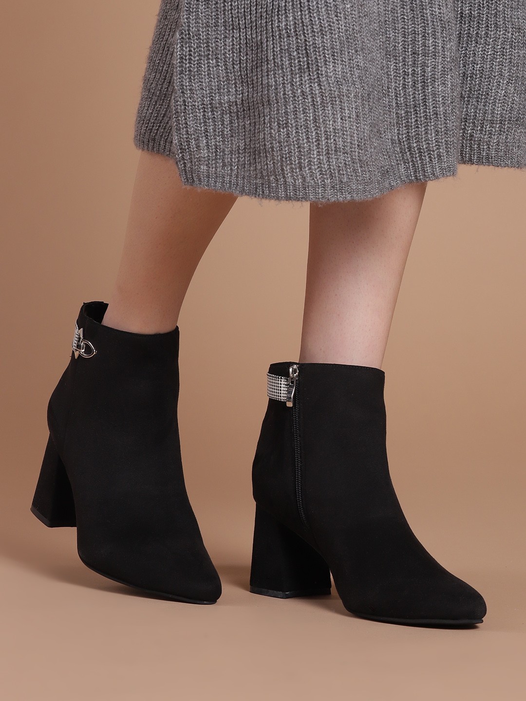 

DressBerry Women Black Solid Mid-Top Heeled Boots