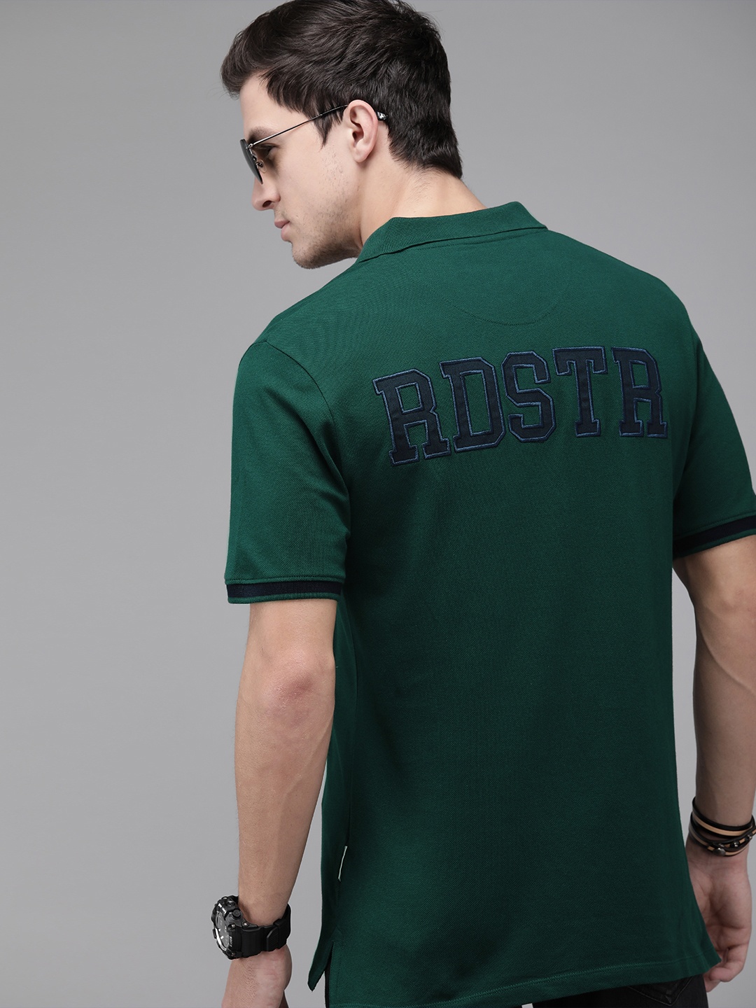 

The Roadster Lifestyle Co Men Green Applique Detail Polo Collar Pure Cotton T-shirt