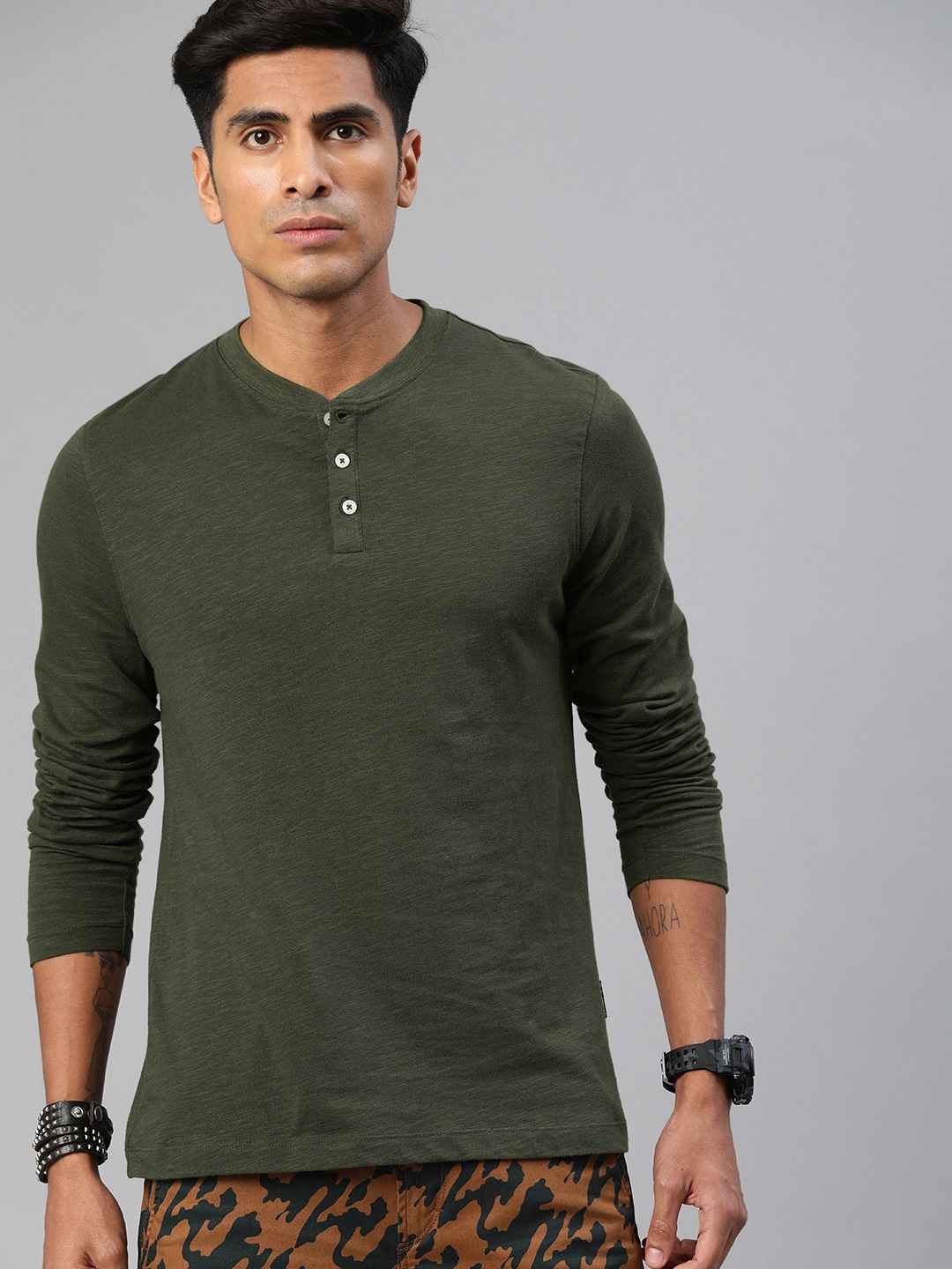 

The Roadster Lifestyle Co Men Olive Green Solid Henley Neck T-shirt