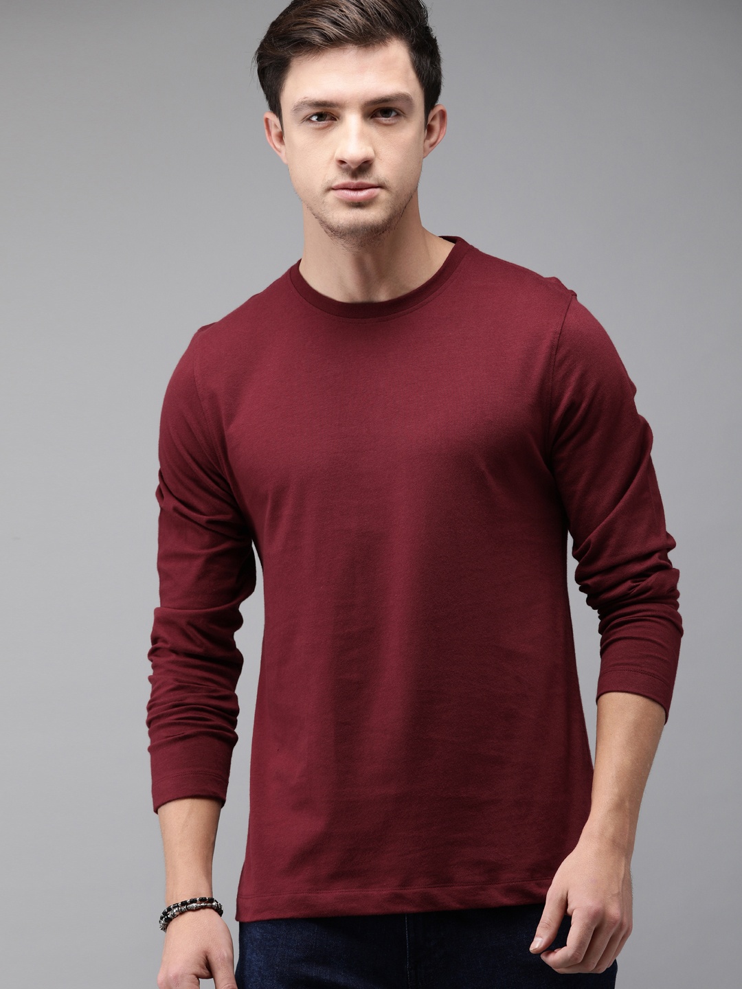 

The Roadster Lifestyle Co Men Maroon Solid Round Neck T-shirt