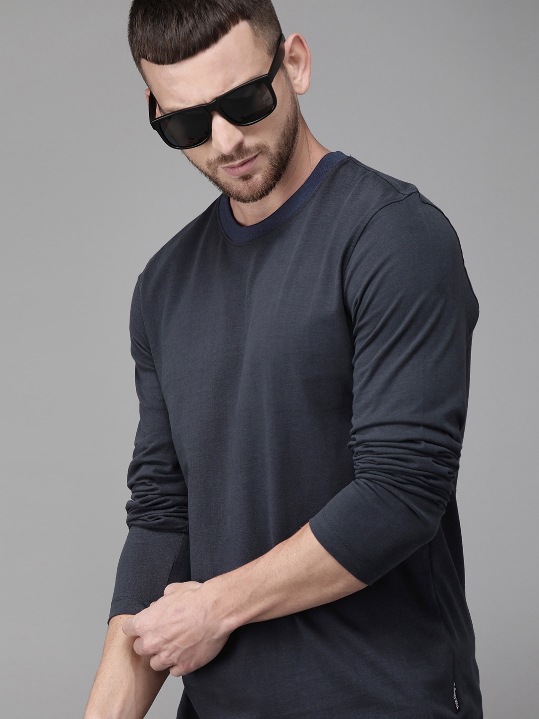 

The Roadster Lifestyle Co Men Navy Blue Solid Round Neck Pure Cotton T-shirt