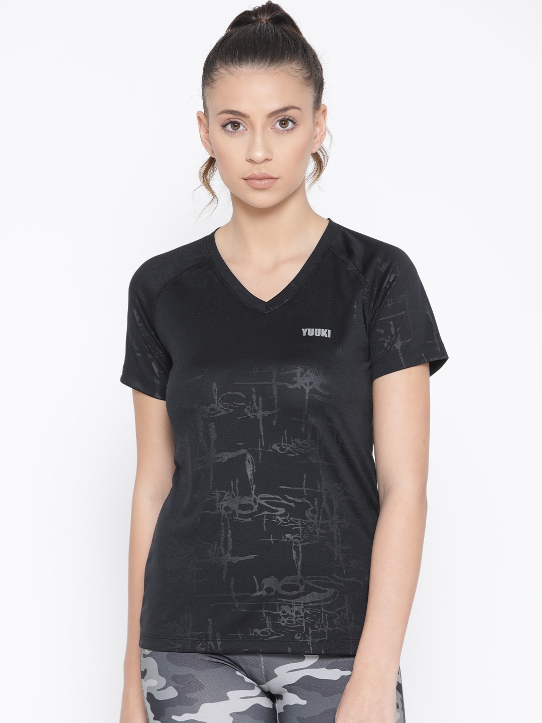 

Yuuki Women Black Printed Slim Fit V-Neck T-shirt
