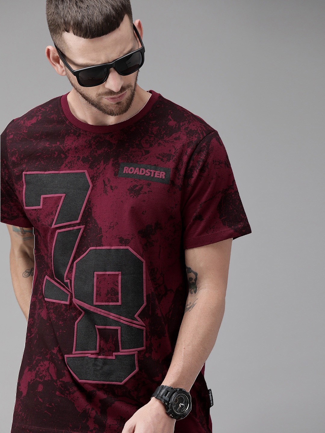 

Roadster Men Maroon Black Printed Round Neck Pure Cotton T-shirt