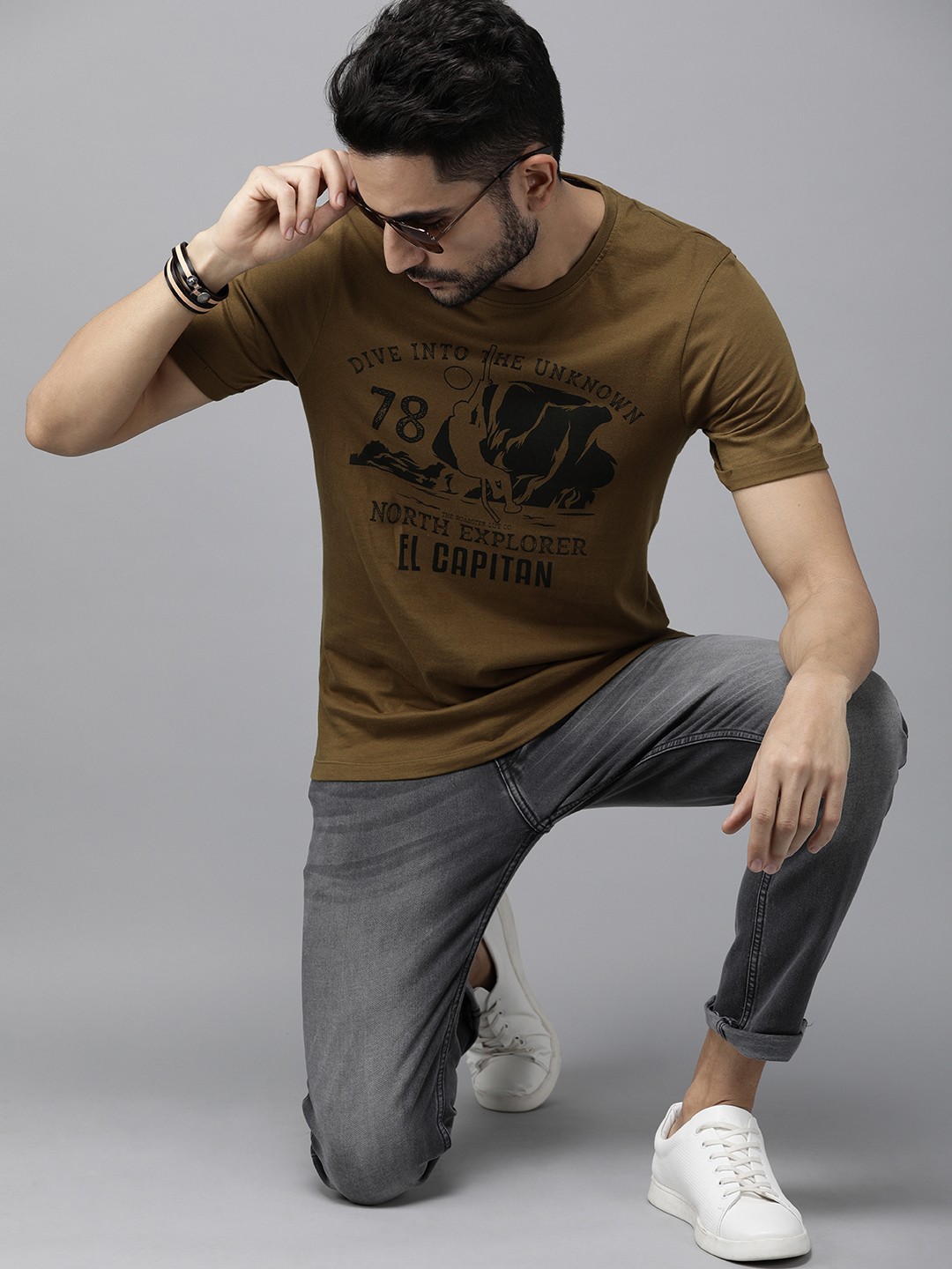 

The Roadster Lifestyle Co Men Olive Brown Printed Round Neck Pure Cotton T-shirt
