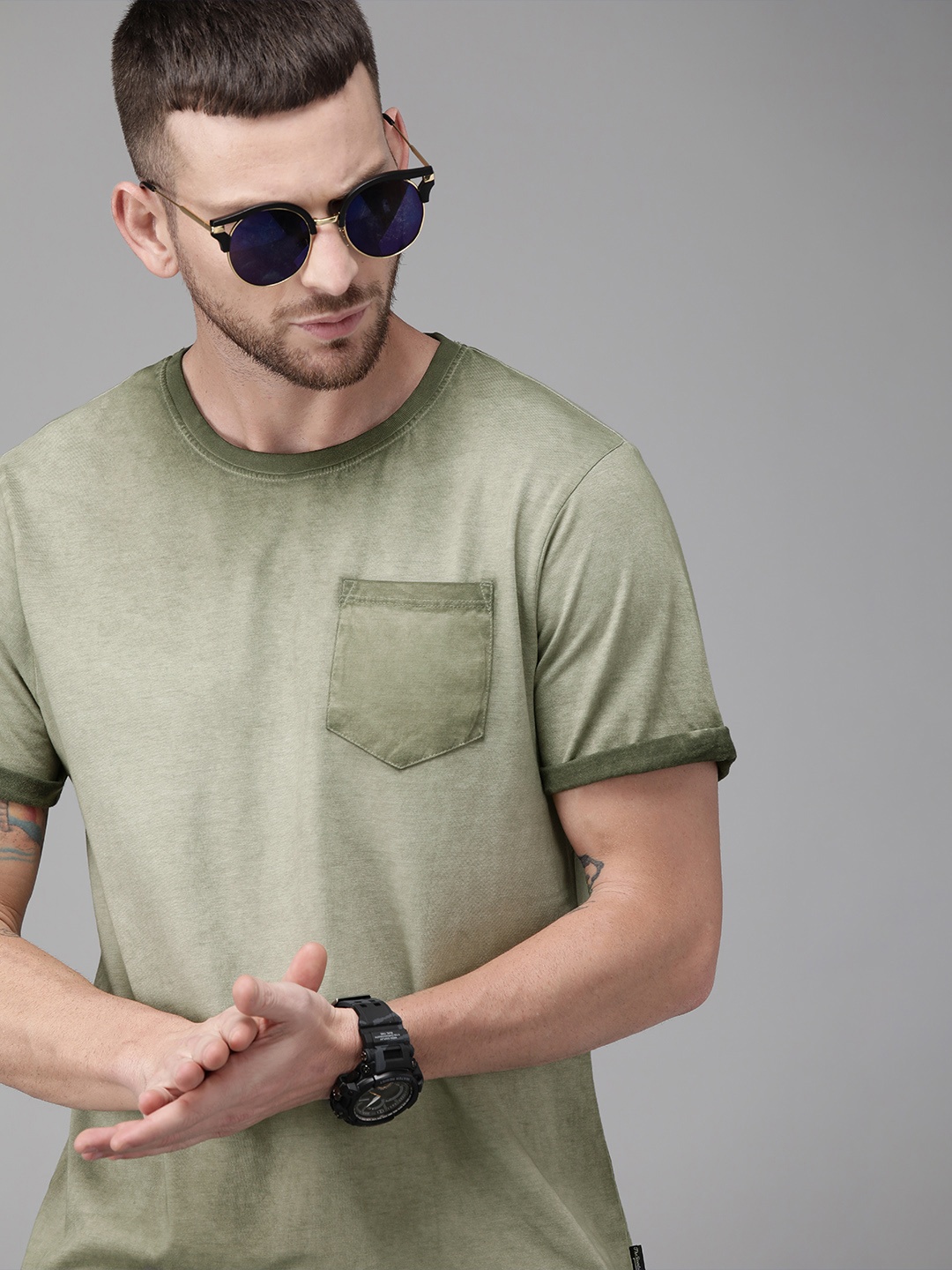 

The Roadster Lifestyle Co Men Olive Green Dyed Round Neck Pure Cotton T-shirt