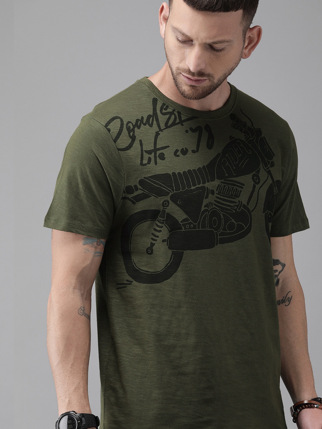 

The Roadster Lifestyle Co Men Olive Green Printed Round Neck Pure Cotton T-shirt